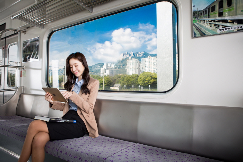 스마트폰으로 수업 듣는 학생