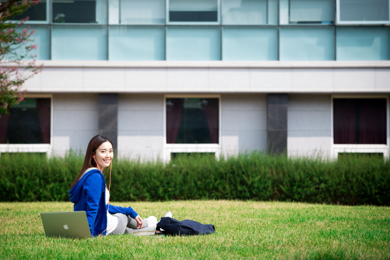 잔디밭에서 수강하는 모습