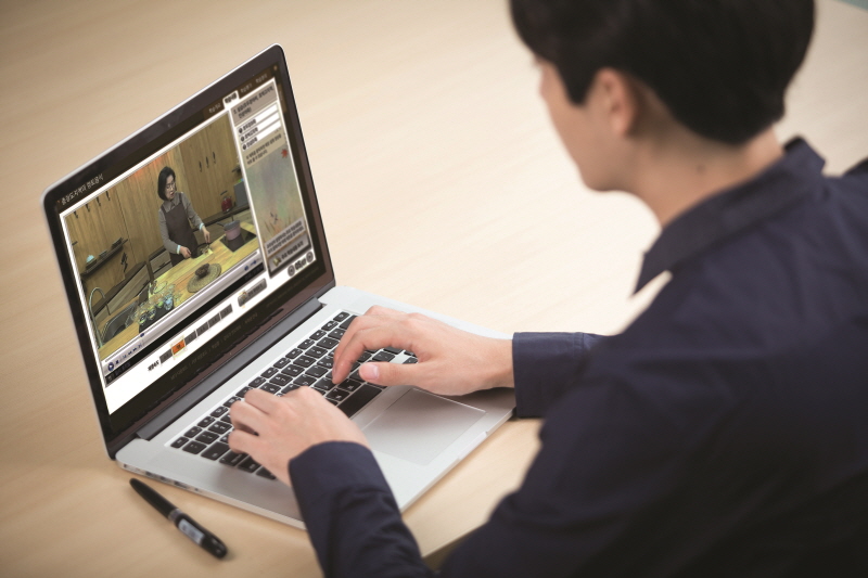 노트북으로 수강하는 모습