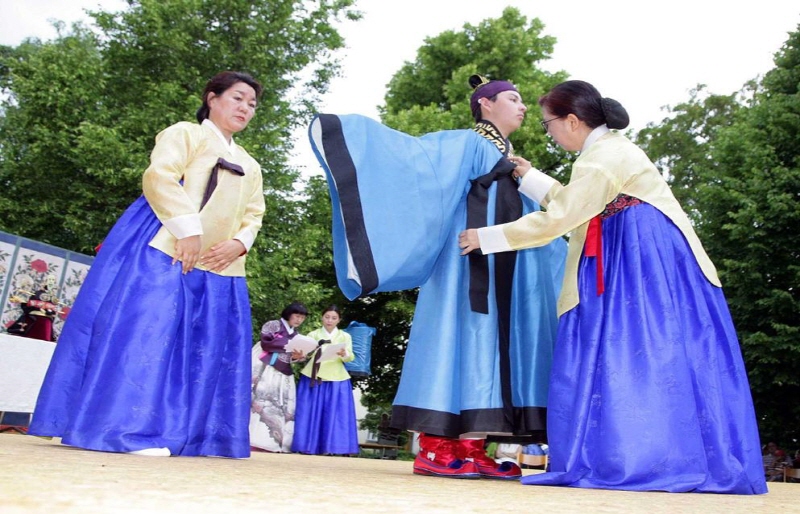 한국 복식을 입어보는 독일인