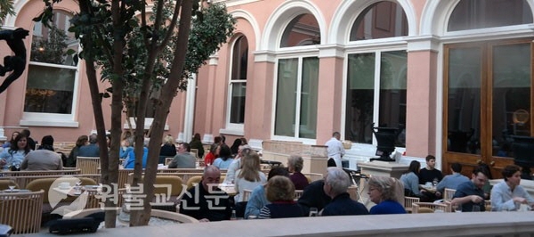 차를 즐기고 있는 모습