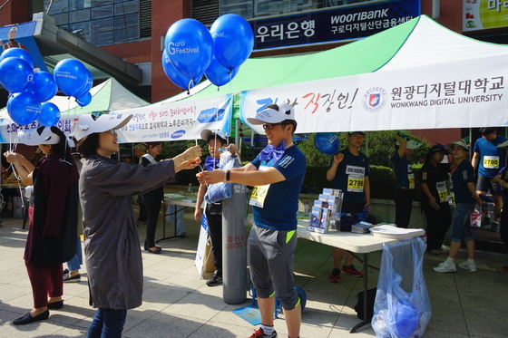 넥타이마라톤대회서 홍보하고있는 원광디지털대학교