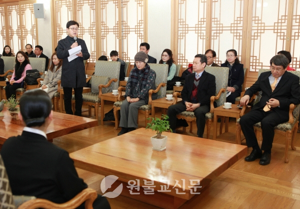 종법사님 설교 듣는 학생들