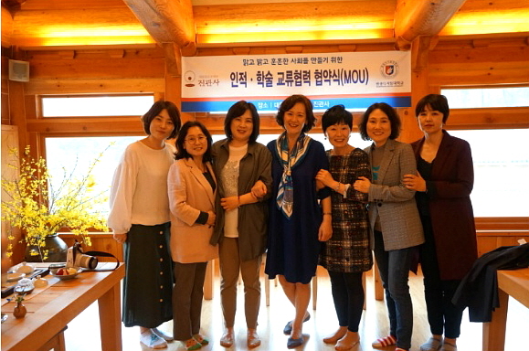 얼굴경영학과 학생들과 단체사진