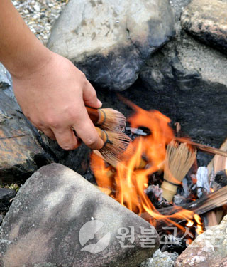 자선을 태우는 모습