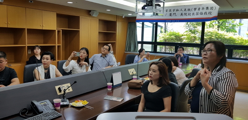 학교 시스템 관한 설명 듣는 모습