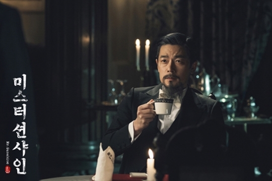 글로리호텔에서 커피를 마시는 고종 황제