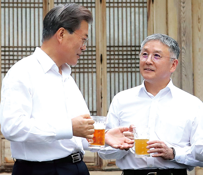 문재인대통령과 악수하는 함영준회장