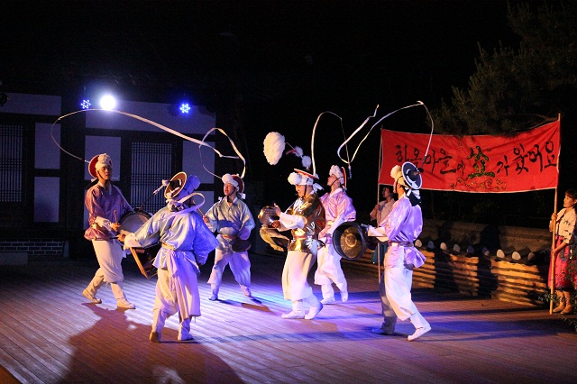 사물놀이하는 모습