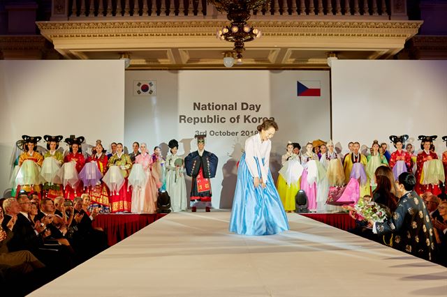 김혜순교수가 나와서 인사하는 모습