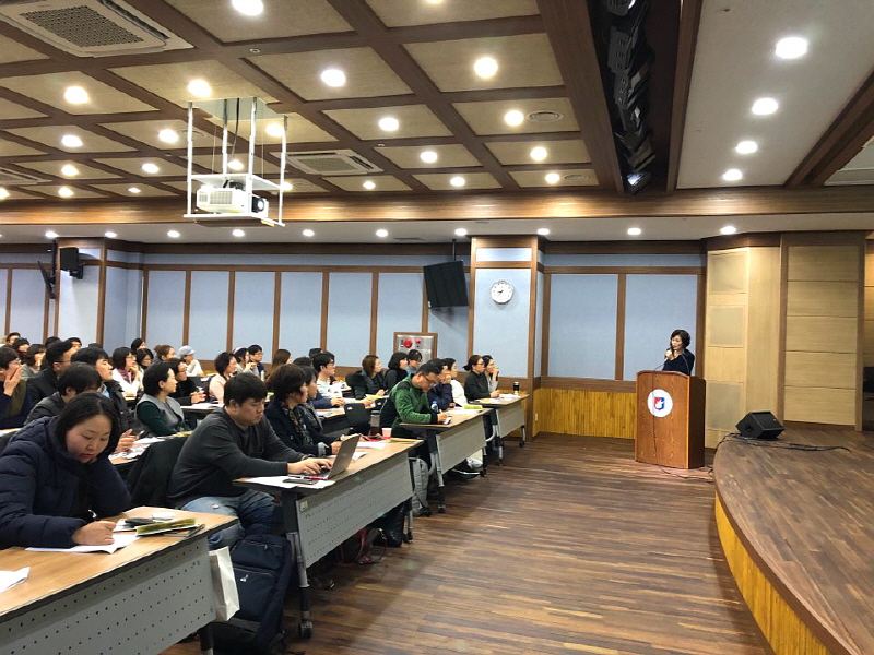 경청하는 학생들의 모습
