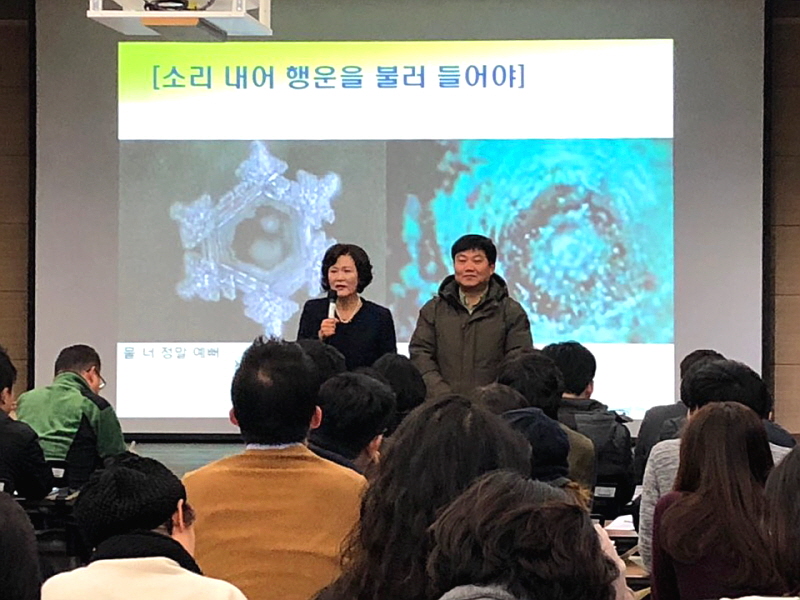 소개하는 모습
