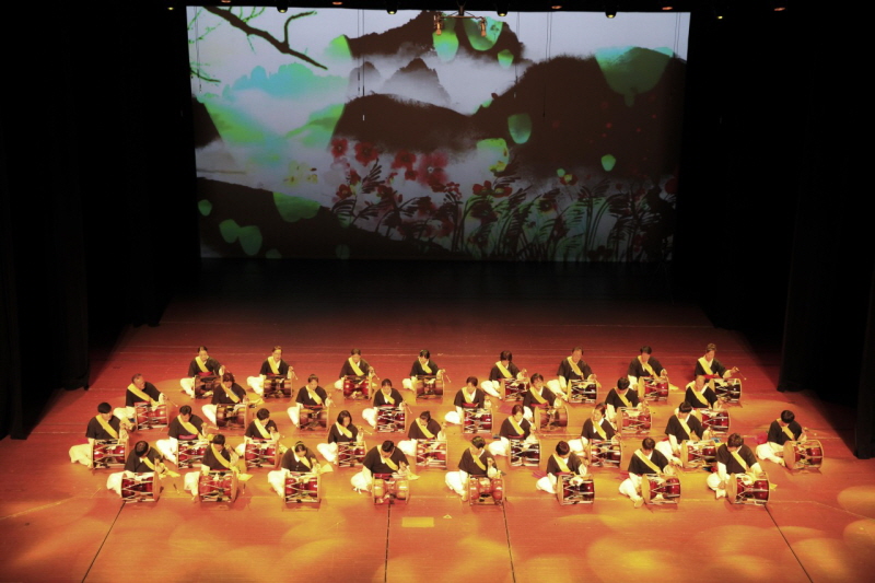 단체공연하는 모습