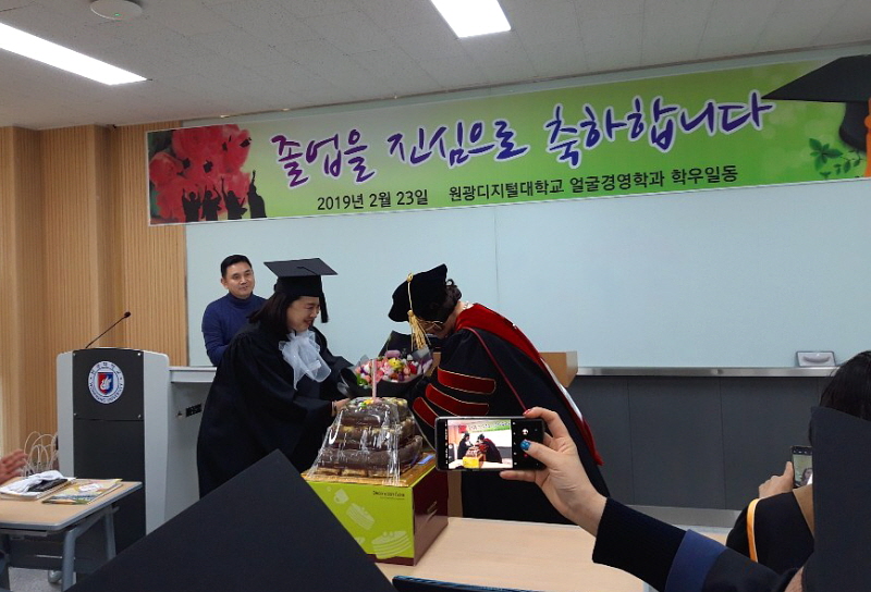 꽃다발을 받는 모습