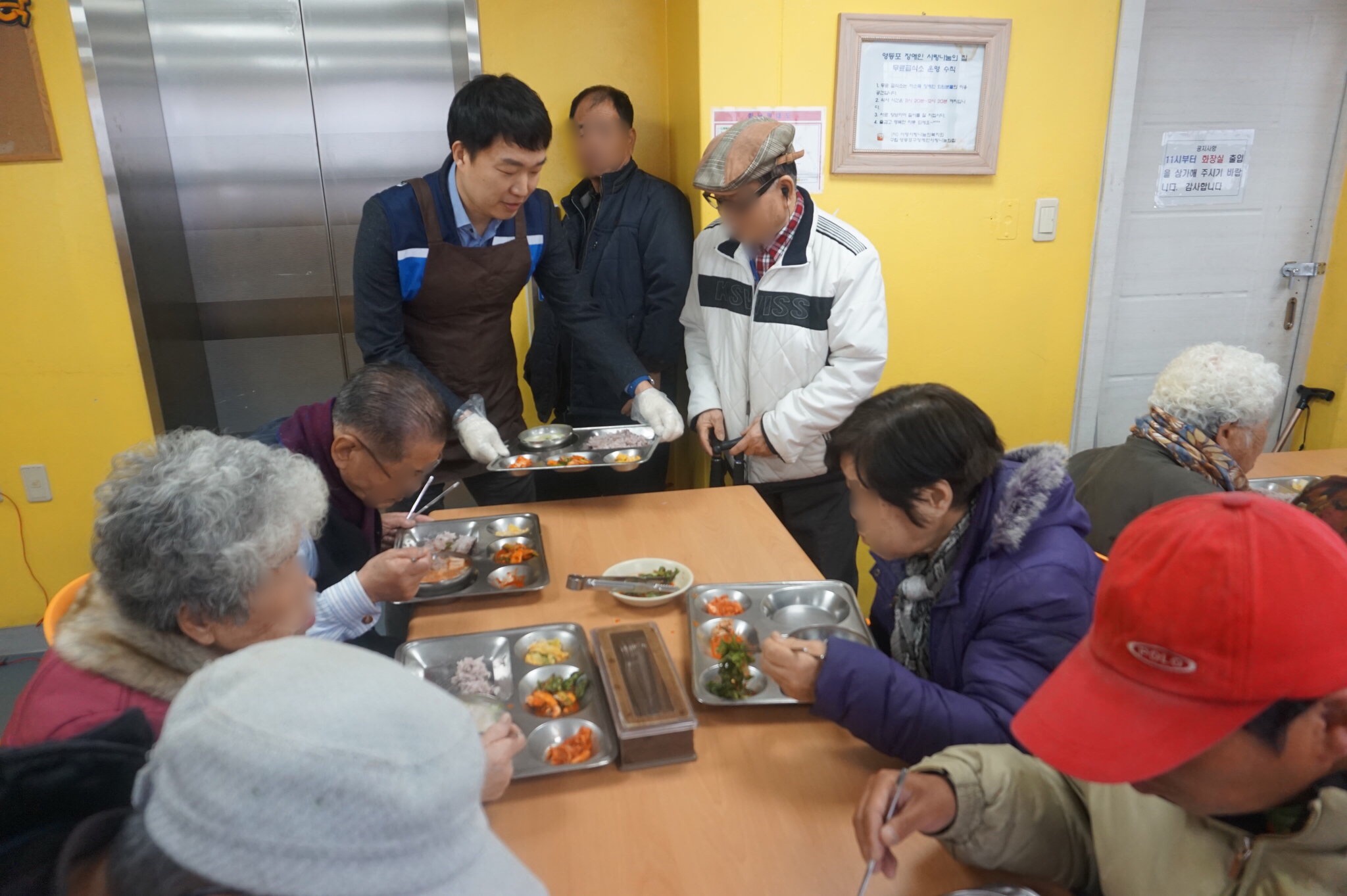 급식 배식 중 1