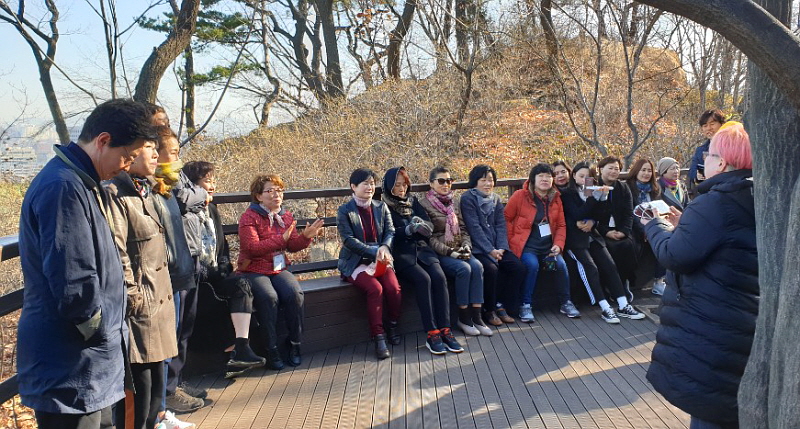 남산트레킹하는 모습