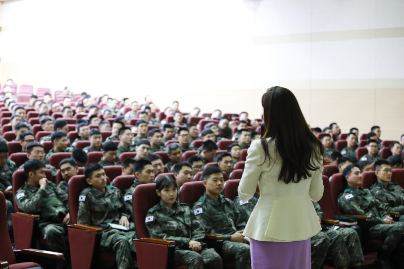 특강 진행하는 모습