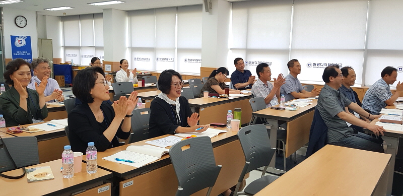 박수치는 학생들
