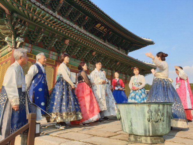 인정전 앞에서 문화해설 진행모습