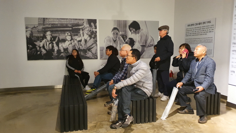 설명을 듣는 학생들