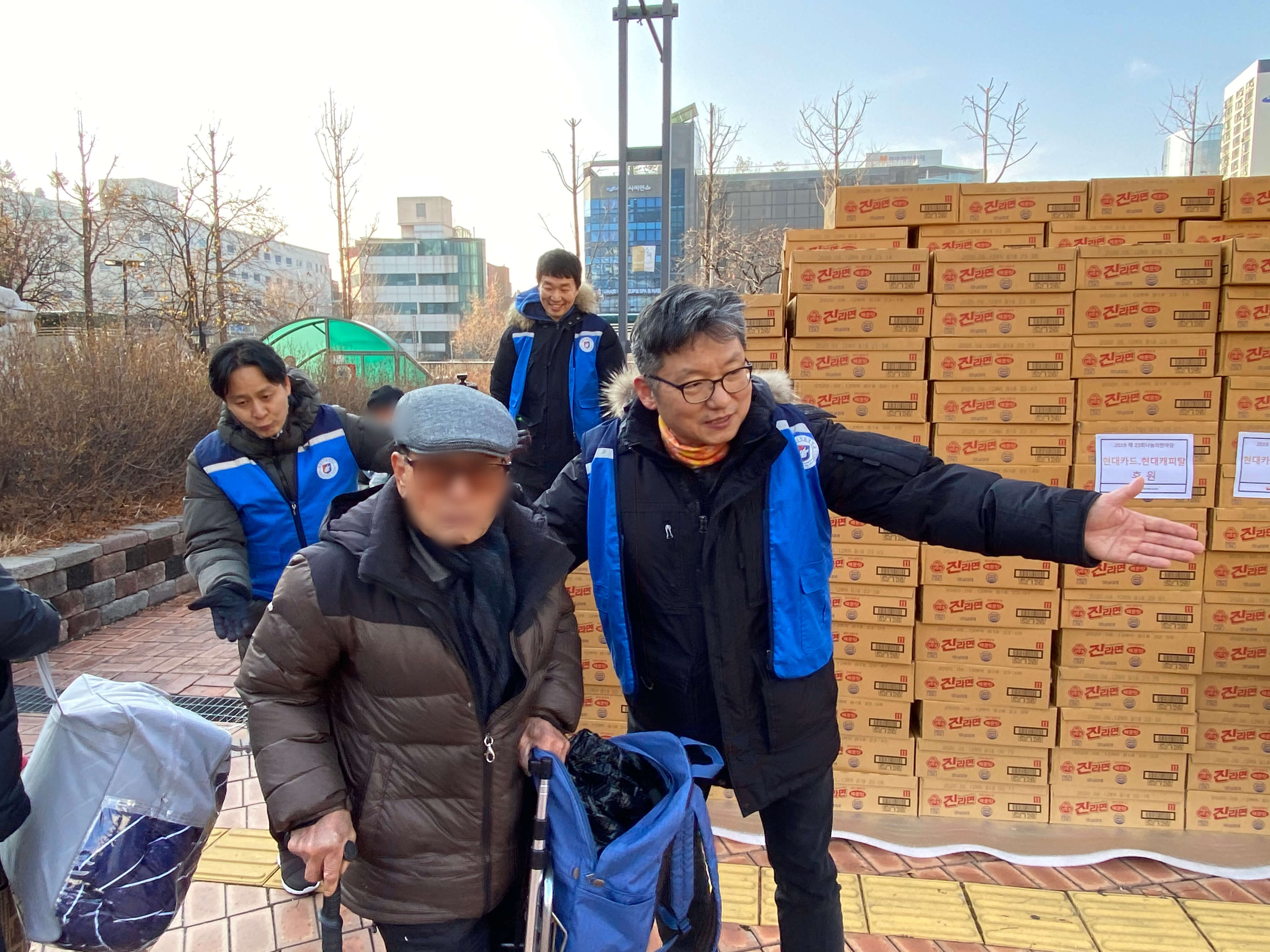 어르신들을 행사장으로 안내하는 모습