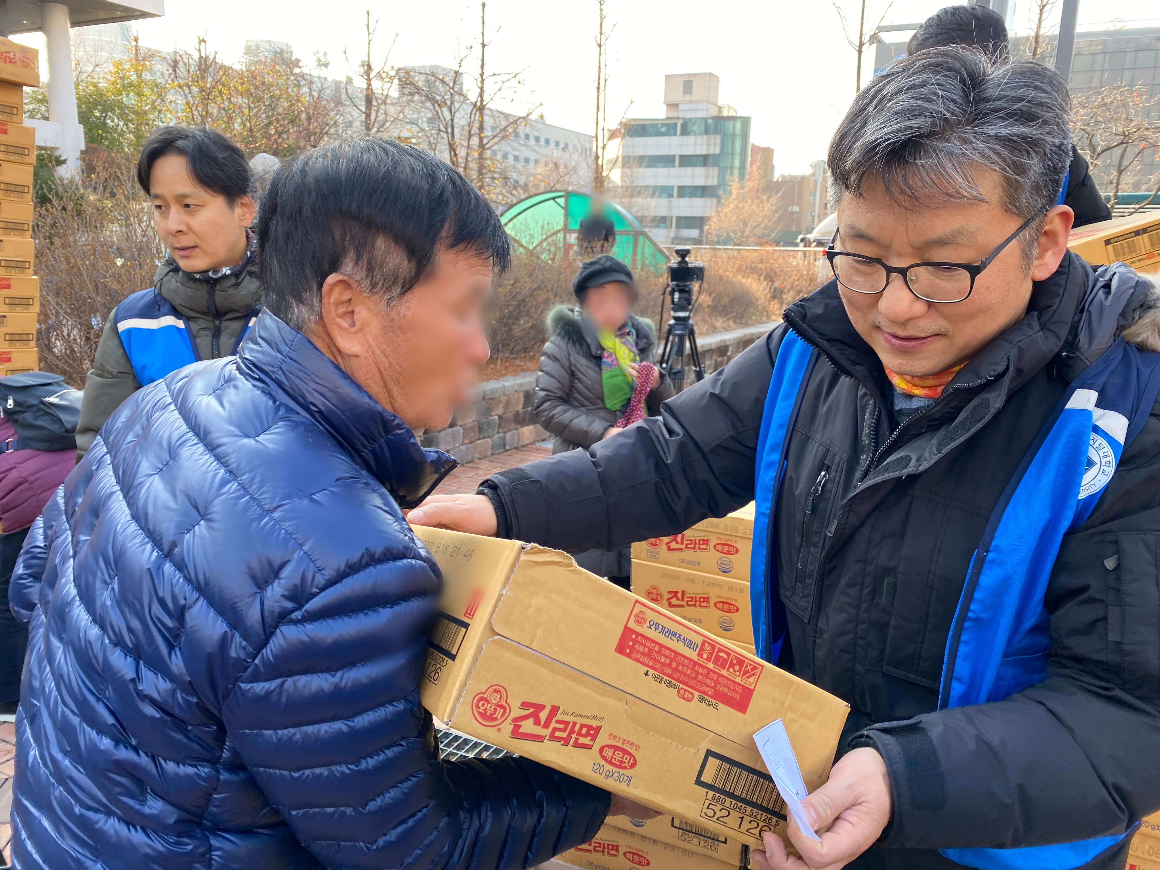 라면 나눔하는 사진