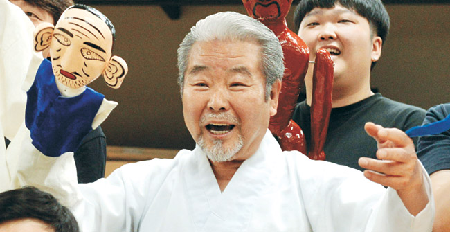 김덕수 명인은 음악극 중 어린 시절 남사당에서 인형놀이 하던 장면을 연습하며, “어릴 때 이런 것을 갖고 놀았으니 얼마나 재밌었겠냐”며 환하게 웃었다.