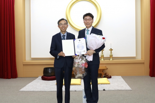 (왼쪽부터)원광디지털대학교 김규열 총장과 신이철 교수