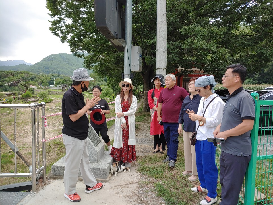 문화관광해설사의 해설을 듣는 모습