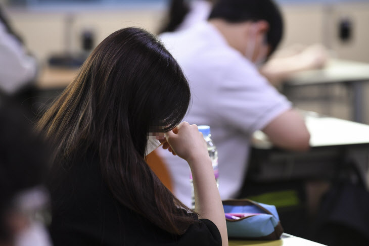 한국교육과정평가원이 주관하는 2021학년도 대학수학능력시험 모의평가가 시행된 지난 6월18일 서울의 한 고등학교에서 수험생들이 수능 모평 응시를 준비하고 있다.