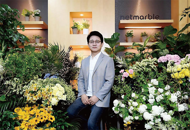 방준혁 넷마블 이사회 의장이 5월 29일 신종 코로나 바이러스 감염증(코로나19)으로 어려움을 겪는 화훼 농가를 돕고자 플라워 버킷 챌린지 캠페인에 동참했다. 사진 넷마블