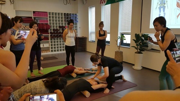 몸의 균형을 잡기 위한 운동을 하고 있다.