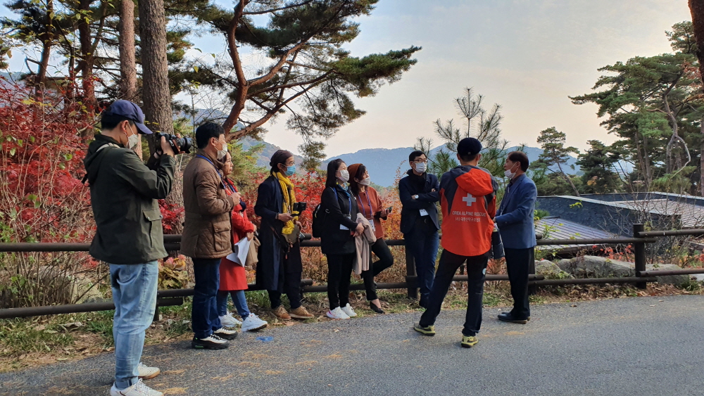 현장답사하는 모습