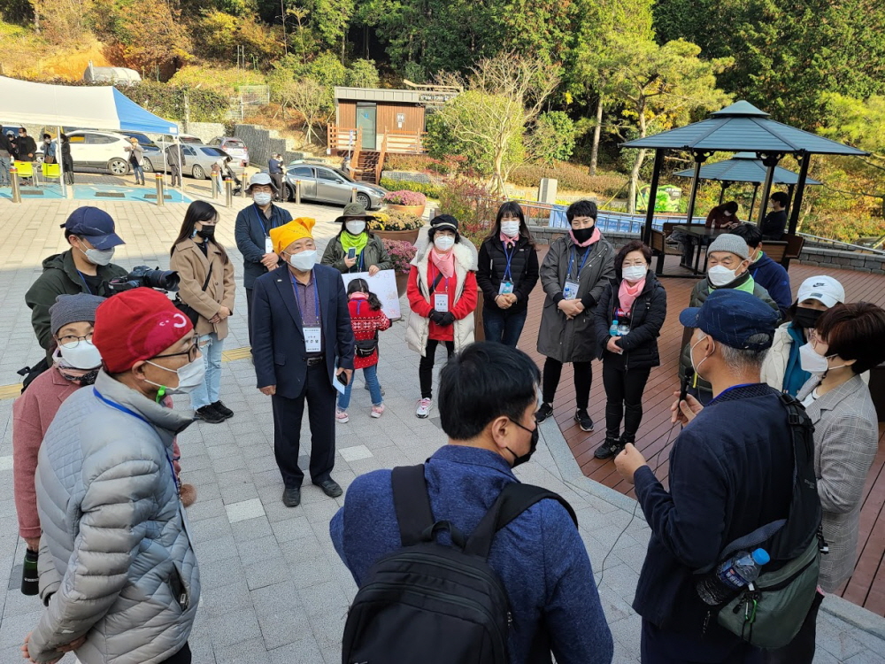 편백숲 설명 듣는 모습