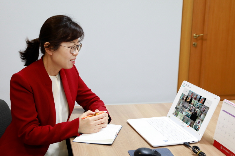 화상강의 진행하는 모습