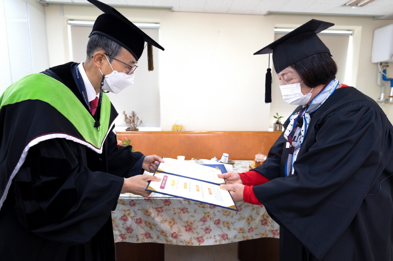 김규열 총장과 박길자 수상자