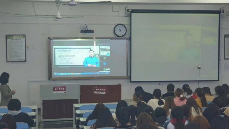 중국 위해시직업대학교에서 학생들이 원광디지털대학교 한방예술학과 강의를 시청하고 있는 모습