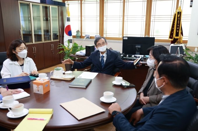 서울캠퍼스 총장실에서 대외협력명예부총장 위촉식