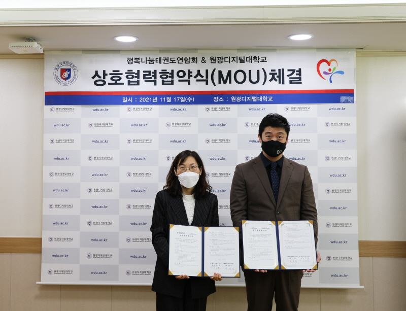 왼쪽부터 류은주 입학협력처장, 박범진 연합회장 사진