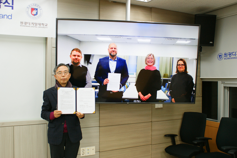 협약식 기념사진, 왼쪽부터 김규열 원광디지털대학교 총장, Jarmo Skon 빔아트 교장, Aarne Rajalahti KVPS 이사장, Kirsi ustalahti ACCAC 이사장, Petra Rantamaki KVPS 국제교류처장