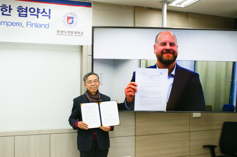 협약식 기념사진, 왼쪽부터 김규열 원광디지털대학교 총장, Aarne Rajalahti KVPS 이사장