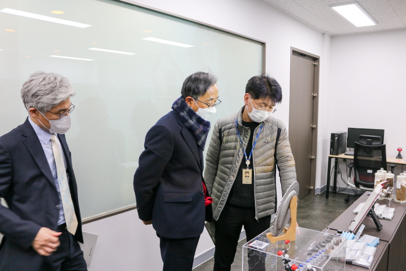 한국한의약진흥원을 견학하는 김규열 총장 모습
