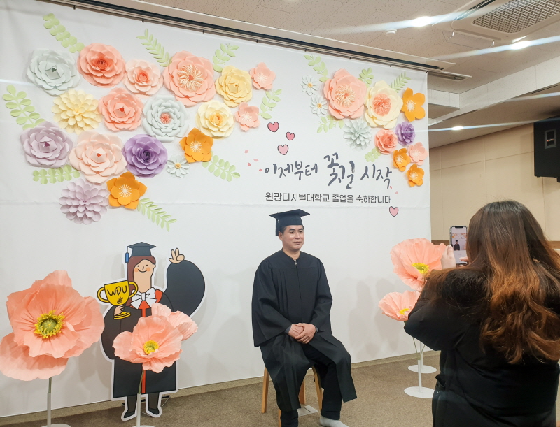 포토존에서 기념 촬영을 하는 졸업생