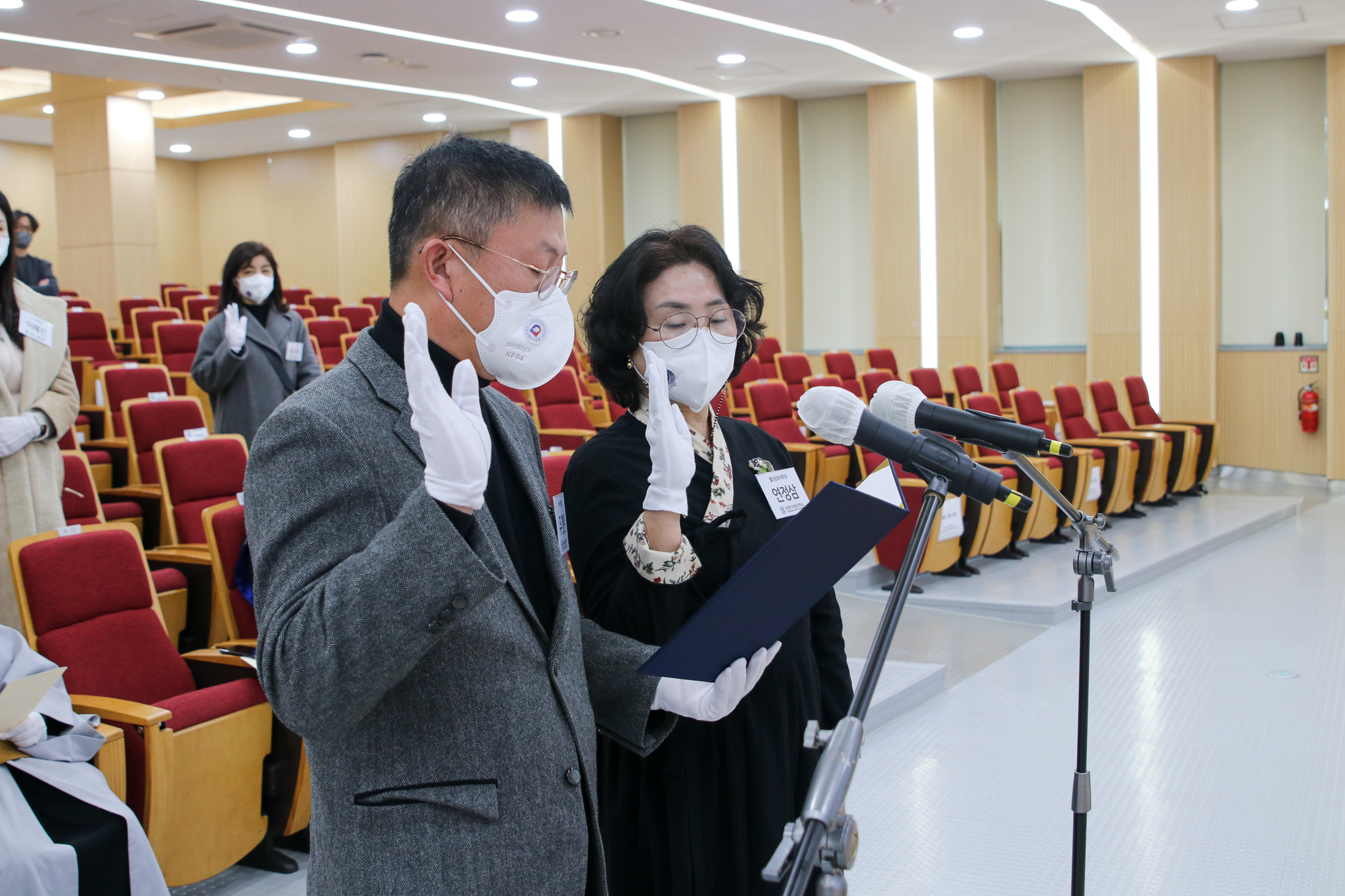 신입생 전체를 대표해 입학을 선서하는 모습