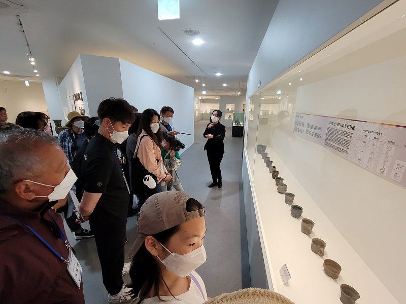 하니컵박물관에서 전시된 컵을 살펴보고 있는 모습