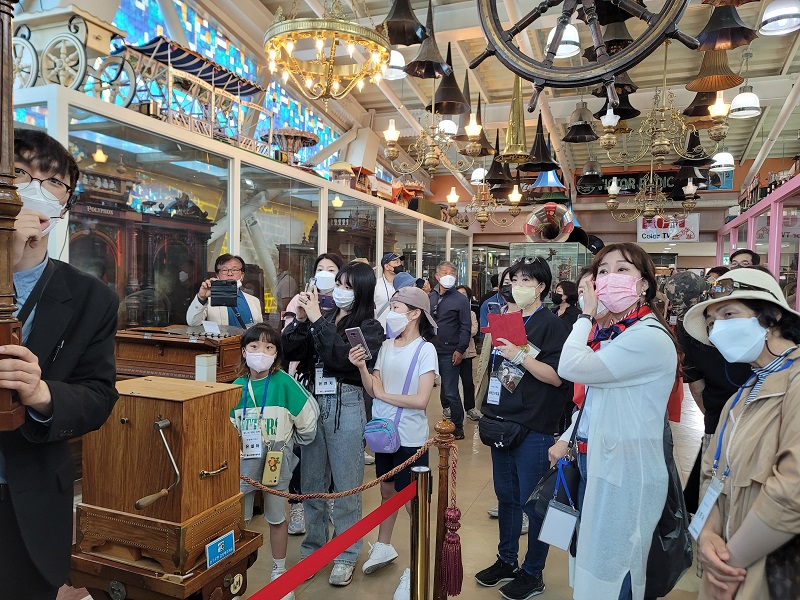 에디슨의 여러 가지 발명품에 대한 설명을 경청하는 모습