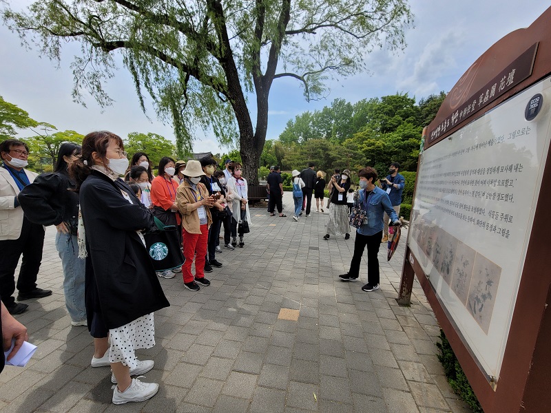 문화관광해설사의 해설을 듣고 있는 모습