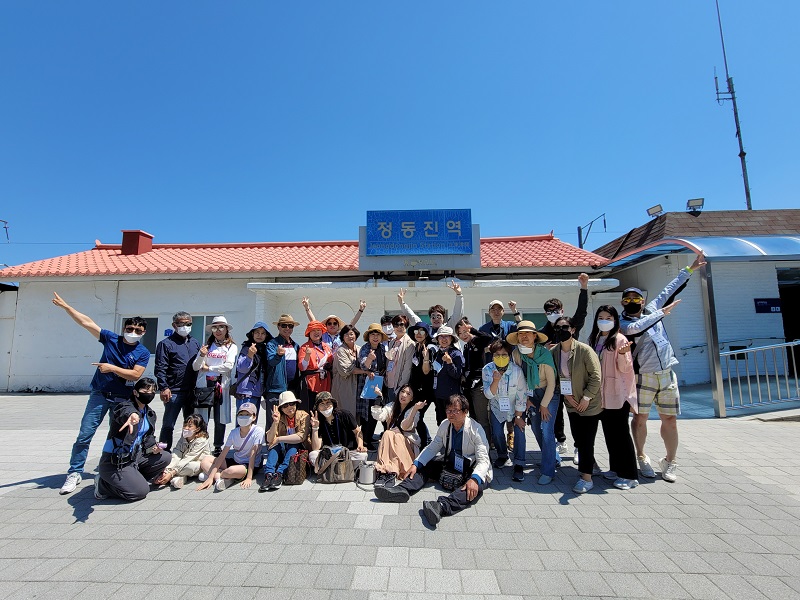 멋진 하늘과 함께 정동진역 앞에서 단체 사진