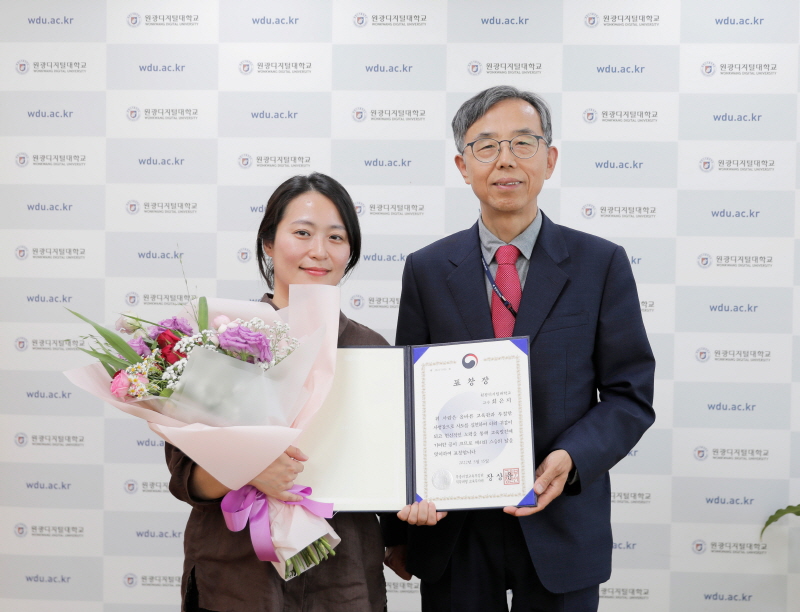 [(좌)한국어문화학과 최은지 교수, (우)김규열 총장]
