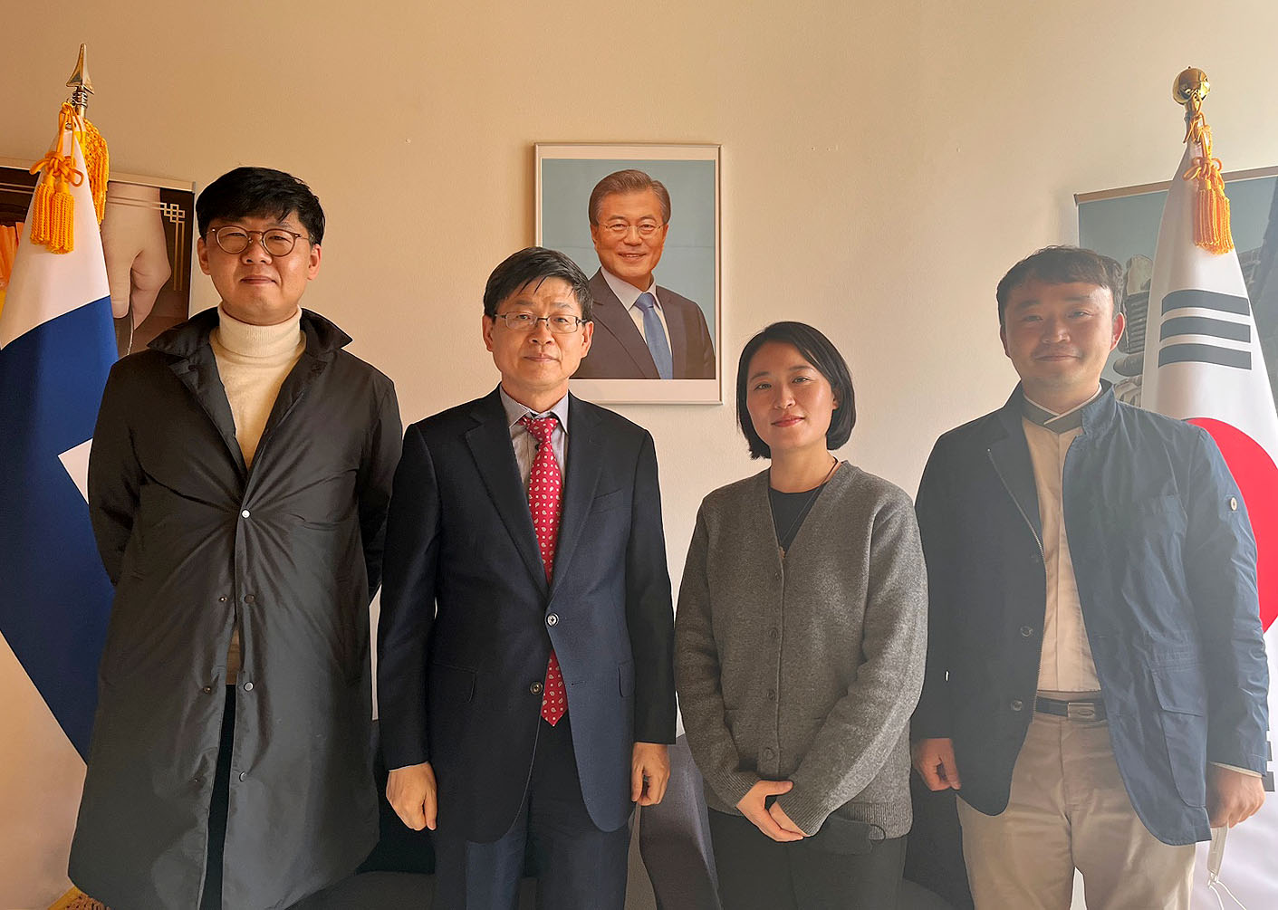 왼쪽부터 김재현 대외협력팀장, 천준호 주핀란드 한국대사, 한국어문화학과 최은지 교수, 김태원 교무